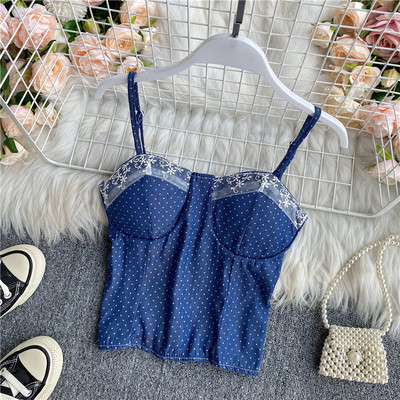 Modern női felső csipkével és vékony pántokkal