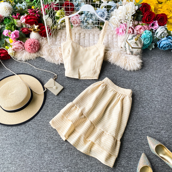 Μοντέρνο γυναικείο σετ φούστα και αμάνικο μπλουζάκι