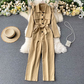 Μοντέρνες γυναικείες φόρμες με κουμπιά και ζώνη