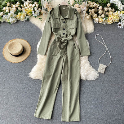 Μοντέρνες γυναικείες φόρμες με κουμπιά και ζώνη