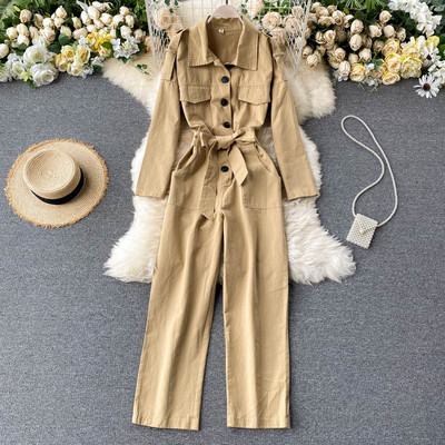 Μοντέρνες γυναικείες φόρμες με κουμπιά και ζώνη