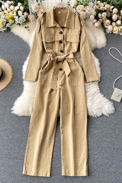 Μοντέρνες γυναικείες φόρμες με κουμπιά και ζώνη