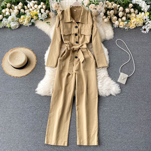 Μοντέρνες γυναικείες φόρμες με κουμπιά και ζώνη