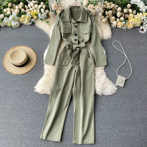 Μοντέρνες γυναικείες φόρμες με κουμπιά και ζώνη