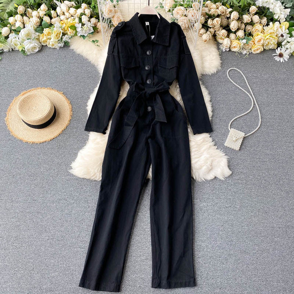 Μοντέρνες γυναικείες φόρμες με κουμπιά και ζώνη