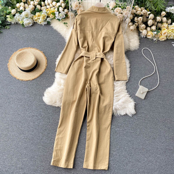 Μοντέρνες γυναικείες φόρμες με κουμπιά και ζώνη