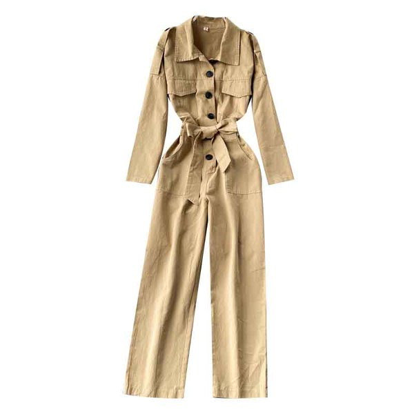 Μοντέρνες γυναικείες φόρμες με κουμπιά και ζώνη