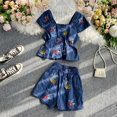 Μοντέρνο γυναικείο σετ σορτς και μπλούζα με λουλουδάτο μοτίβο