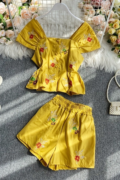 Aktuālais sieviešu šortu un blūzes komplekts ar ziedu rakstu