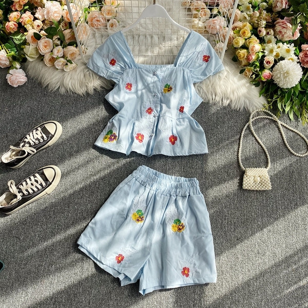 Aktuālais sieviešu šortu un blūzes komplekts ar ziedu rakstu