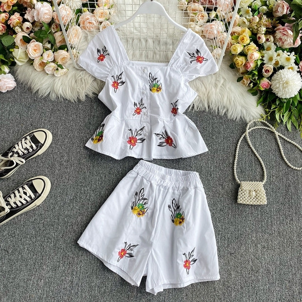 Aktuālais sieviešu šortu un blūzes komplekts ar ziedu rakstu