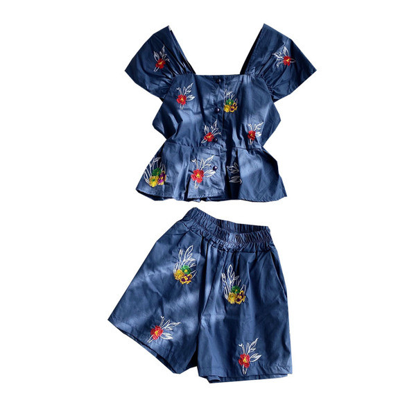 Aktuālais sieviešu šortu un blūzes komplekts ar ziedu rakstu