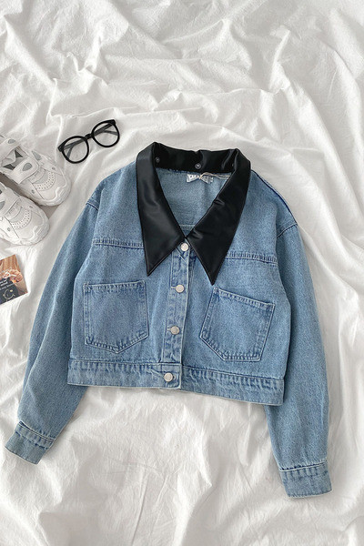 Μοντέρνο γυναικείο τζιν μπουφάν με δερμάτινο γιακά και τσέπες