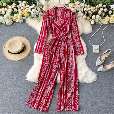 Garš sieviešu kombinezons ar krāsainu apdruku un jostu