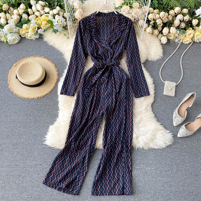 Garš sieviešu kombinezons ar krāsainu apdruku un jostu