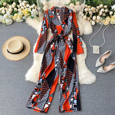 Garš sieviešu kombinezons ar krāsainu apdruku un jostu