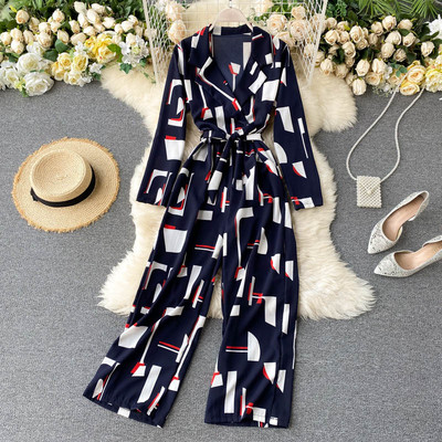 Garš sieviešu kombinezons ar krāsainu apdruku un jostu