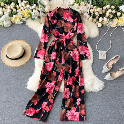 Garš sieviešu kombinezons ar krāsainu apdruku un jostu