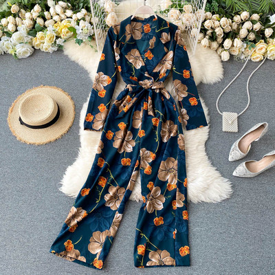 Garš sieviešu kombinezons ar krāsainu apdruku un jostu