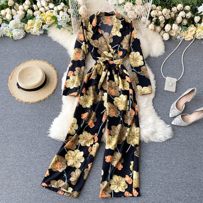 Garš sieviešu kombinezons ar krāsainu apdruku un jostu