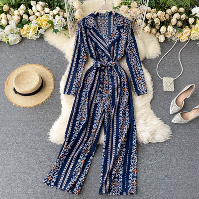 Garš sieviešu kombinezons ar krāsainu apdruku un jostu