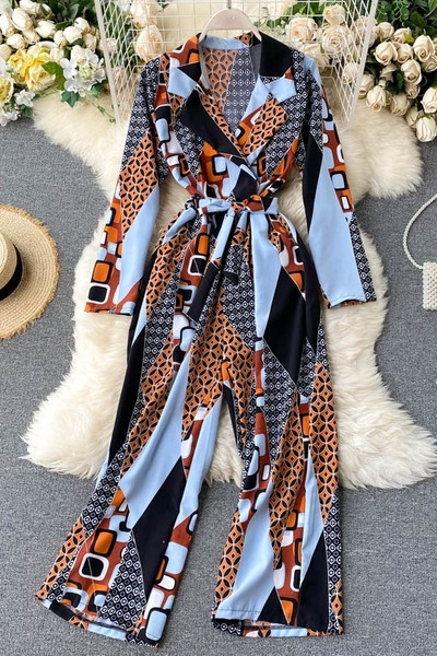 Garš sieviešu kombinezons ar krāsainu apdruku un jostu