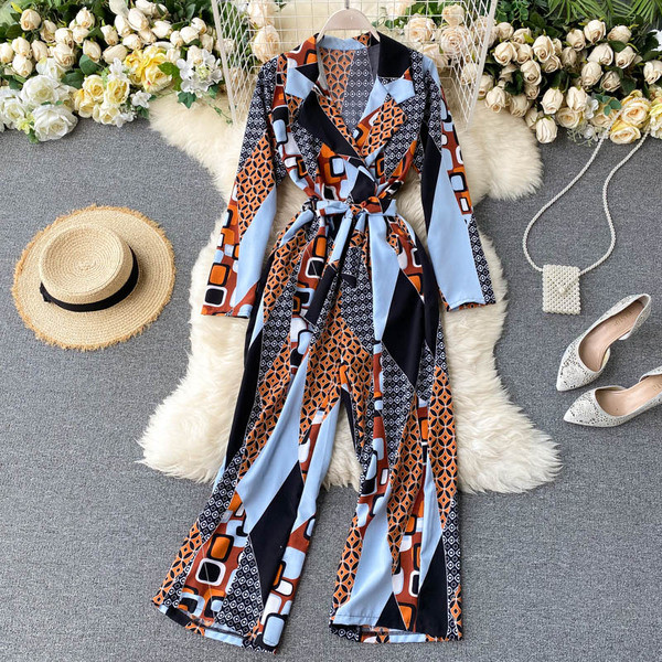 Garš sieviešu kombinezons ar krāsainu apdruku un jostu