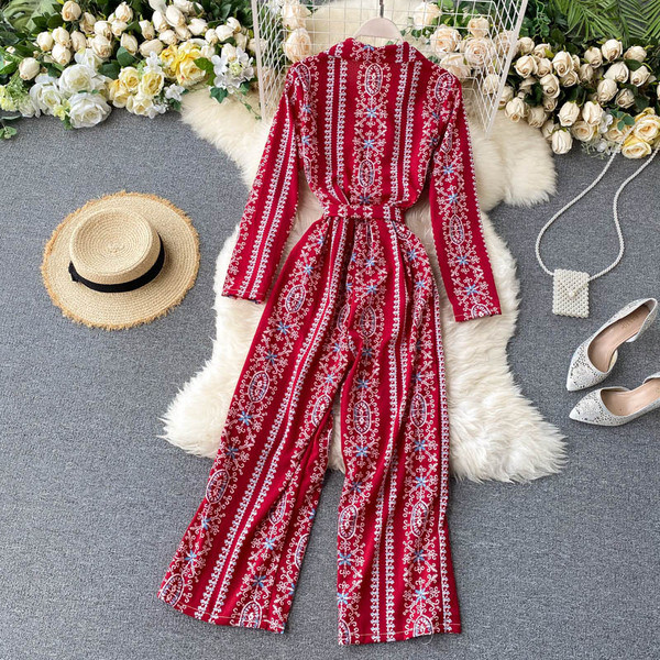 Garš sieviešu kombinezons ar krāsainu apdruku un jostu