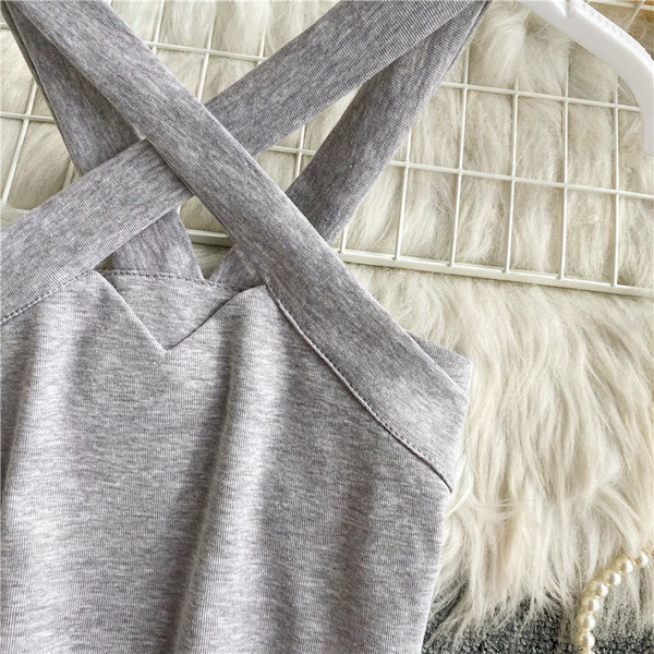 Igapäevane spitsikaelusega naiste lühike topp