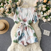 Balts sieviešu kombinezons ar ziedu apdruku un špica kakla izgriezumu