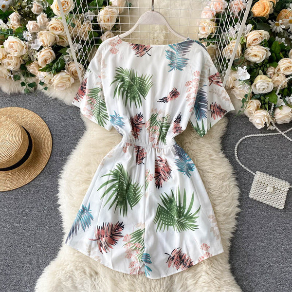 Balts sieviešu kombinezons ar ziedu apdruku un špica kakla izgriezumu