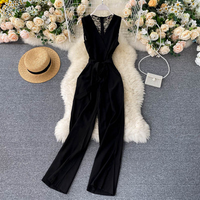 Sieviešu kombinezons ar špica kakla izgriezumu un mežģīņu muguru