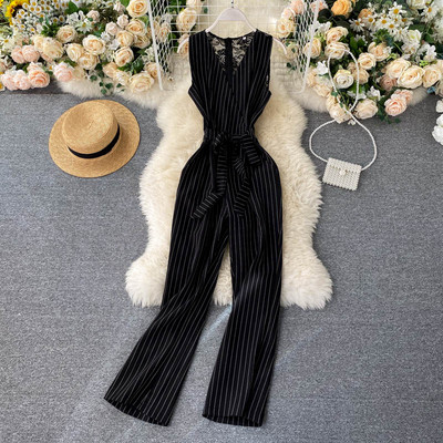 Sieviešu kombinezons ar špica kakla izgriezumu un mežģīņu muguru