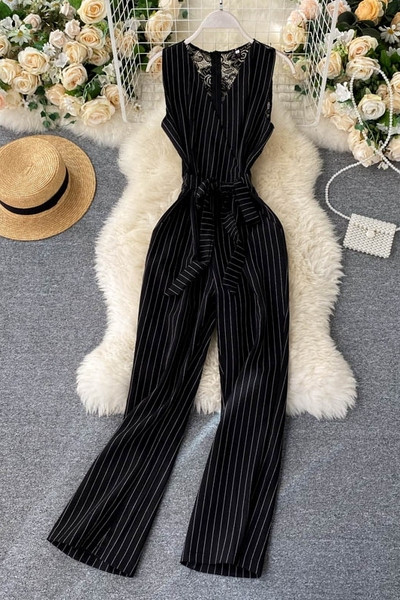 Sieviešu kombinezons ar špica kakla izgriezumu un mežģīņu muguru