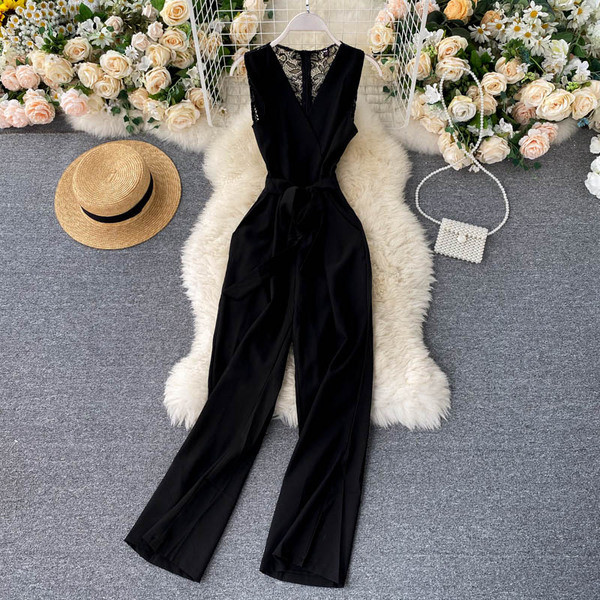 Sieviešu kombinezons ar špica kakla izgriezumu un mežģīņu muguru