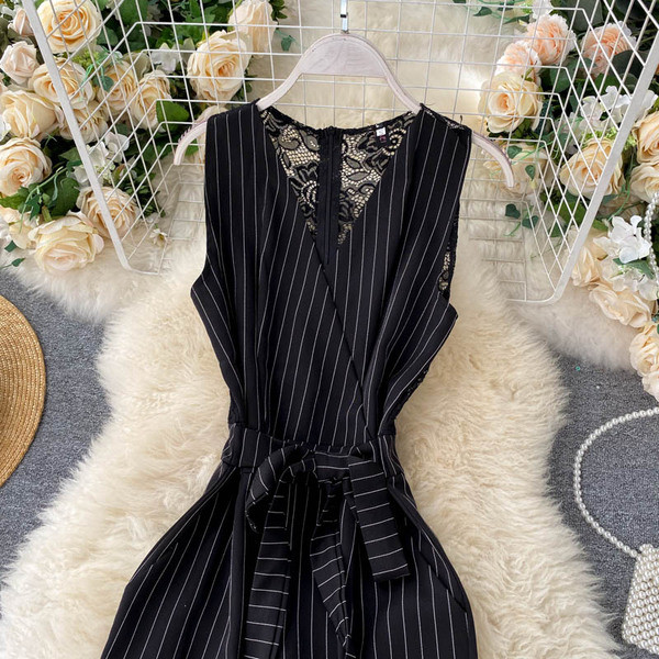 Sieviešu kombinezons ar špica kakla izgriezumu un mežģīņu muguru