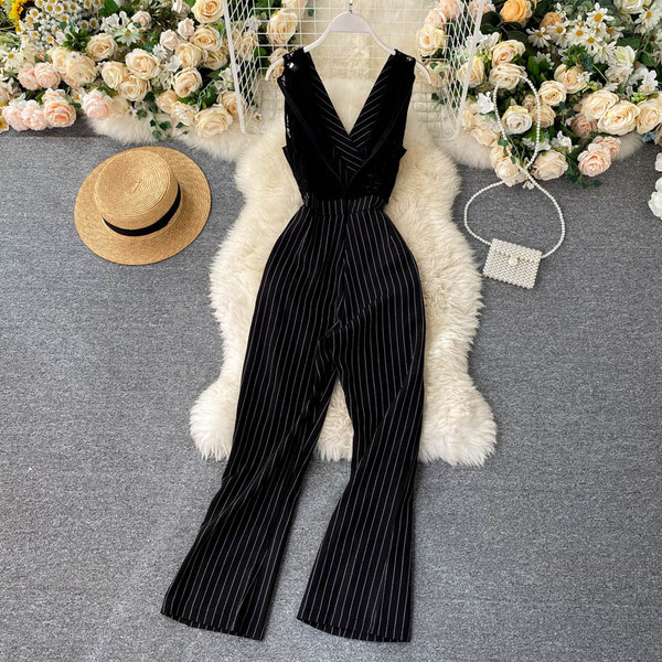 Sieviešu kombinezons ar špica kakla izgriezumu un mežģīņu muguru