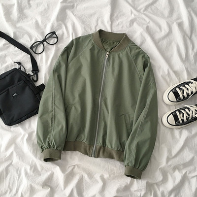 Rudens sieviešu jaka ar ovālu kakla izgriezumu un garām piedurknēm