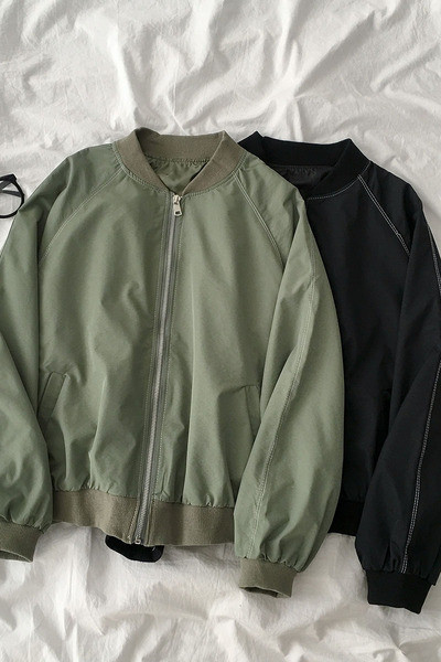 Rudens sieviešu jaka ar ovālu kakla izgriezumu un garām piedurknēm