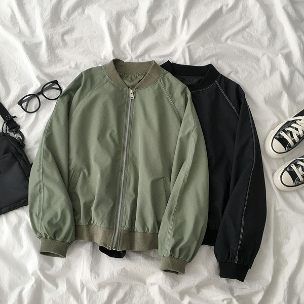 Rudens sieviešu jaka ar ovālu kakla izgriezumu un garām piedurknēm