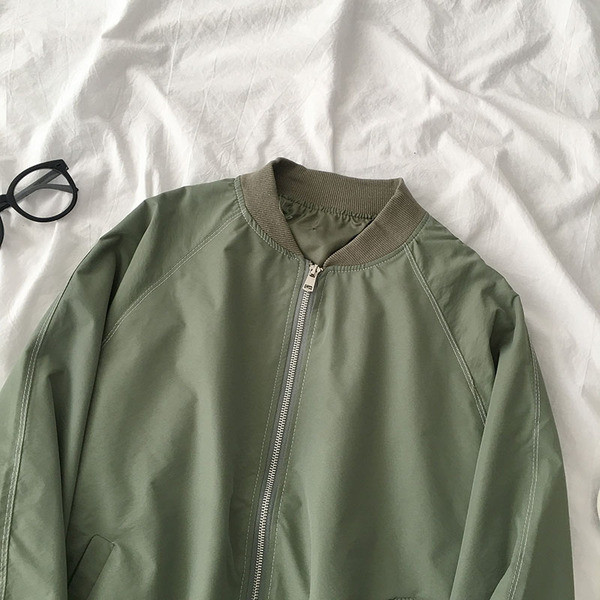 Rudens sieviešu jaka ar ovālu kakla izgriezumu un garām piedurknēm