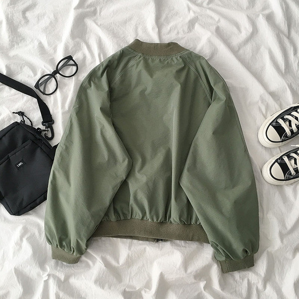 Rudens sieviešu jaka ar ovālu kakla izgriezumu un garām piedurknēm