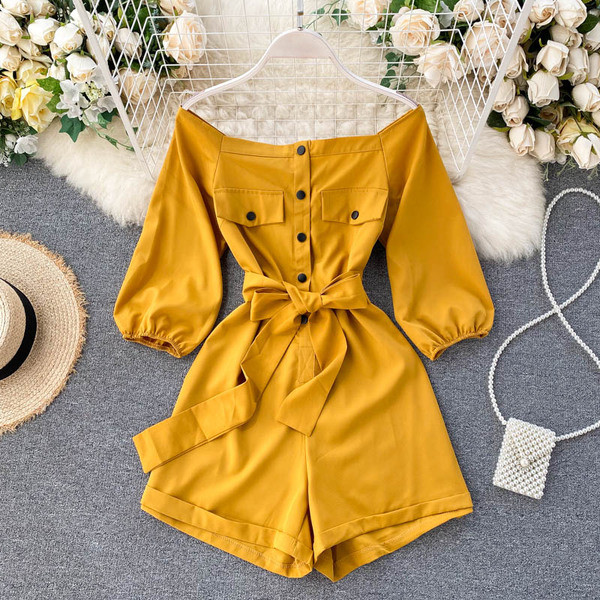 Női overall gombokkal és övvel