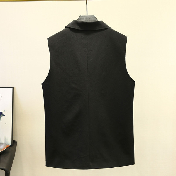 Modern női mellény fekete gombokkal