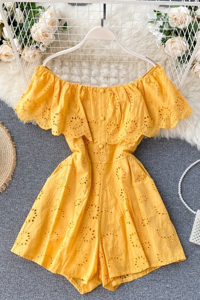 Paadikaelusega ja nööpidega naiste kombinesoon