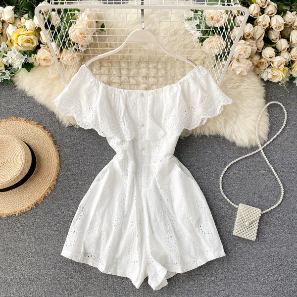 Paadikaelusega ja nööpidega naiste kombinesoon