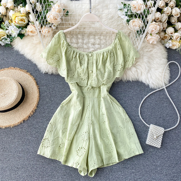 Paadikaelusega ja nööpidega naiste kombinesoon