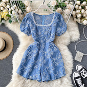 Modern női overál négyzet alakú nyakkivágással és hímzéssel