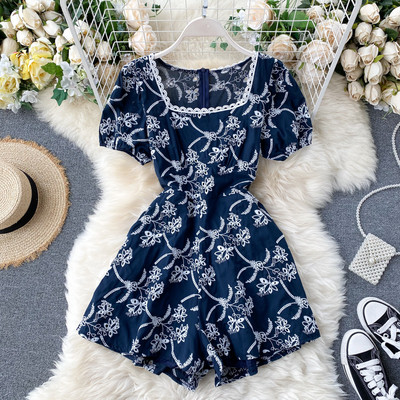 Modern női overál négyzet alakú nyakkivágással és hímzéssel