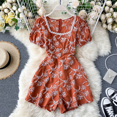 Modern női overál négyzet alakú nyakkivágással és hímzéssel